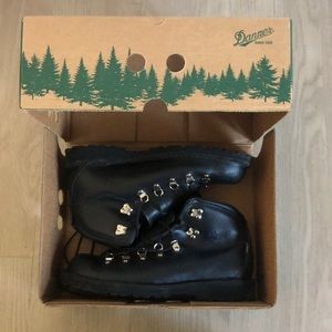 Danner Mountain Pass Boot in Black Glace